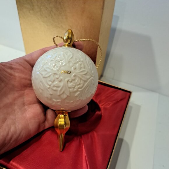 Vintage Lenox China 1982 Annual Porcelain 24K Gold Trimmed Christmas Ornament - Picture 6 of 7